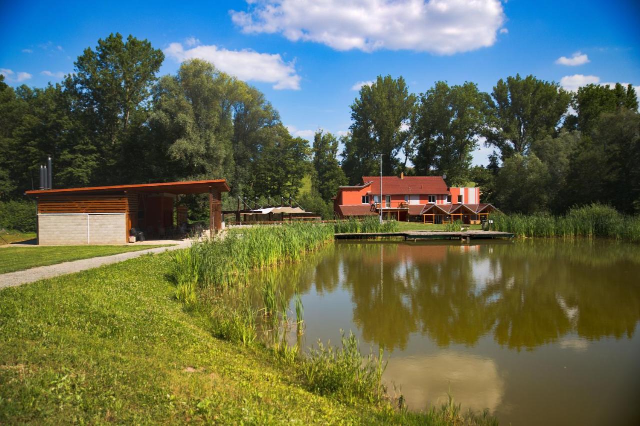 Penzion Amfik Bukovina Popovice  외부 사진